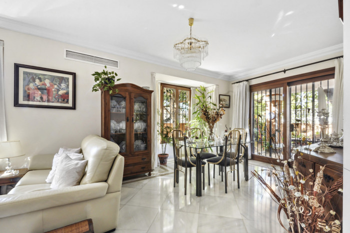 Qlistings House - Villa in San Pedro de Alcántara, Costa del Sol image 2